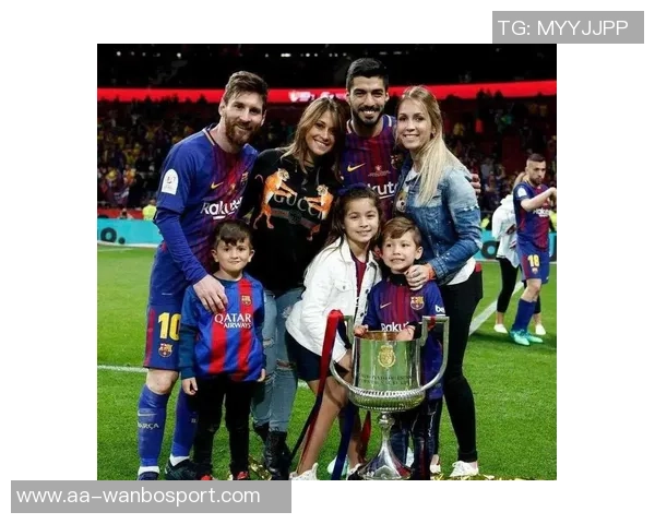 苏亚雷斯社交媒体分享全家福庆祝妻子生日表达骄傲与爱意