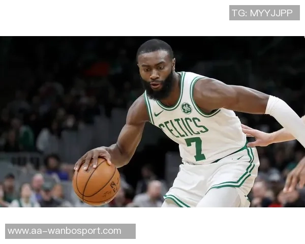 杰伦布朗半场表现出色13投8中贡献18分5助攻正负值高达5