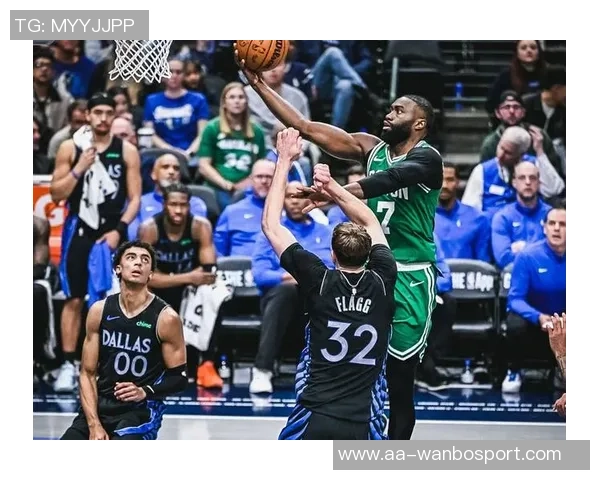 杰伦布朗首节表现平平仅得2分3投1中篮板助攻均有贡献